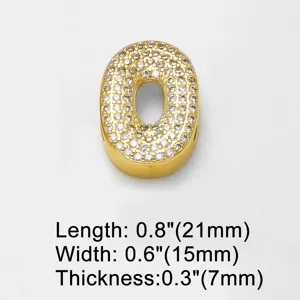 Nahaufnahme des goldenen chunky Buchstaben O Anhängers mit funkelnden Zirkonia Steinen verziert.