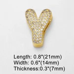 Detailansicht des molligen Buchstaben Y Anhängers mit funkelnden Zirkoniasteinen für DIY Schmuck.