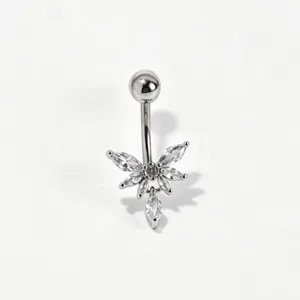 Dettaglio piercing ombelico in acciaio inossidabile con ali in zircone micro-incastonato.