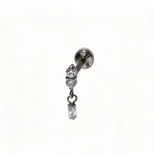 G23 titanium intern schroefdraad labret kraakbeen piercing sieraad detailweergave met zirkonia.