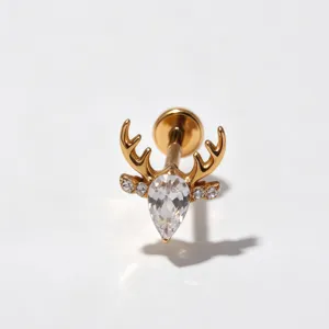 Gedetailleerde close-up van gouden hertenkop kraakbeen piercing oorbel met zirkonia stenen.