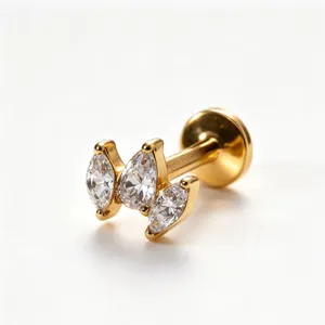 Goldener Titan Labret Piercing Stecker mit Kronen Cluster Design und strahlenden Zirkonia Steinen.