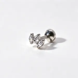 Nahaufnahme Detail des G23 Titan Labret Piercing Steckers mit geschliffenen Zirkonia Steinen.