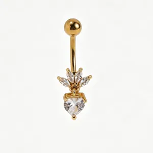 Piercing da ombelico in acciaio dorato con dettagli scintillanti in zirconia cuore e ali.