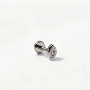 Nahaufnahme eines Titan-Tränen-Piercing-Labret-Steckers mit klarem Zirkonia-Stein.