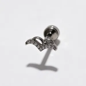 Close-up van G23 titanium kraakbeen piercing knop met gebogen kristal top ontwerp.
