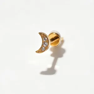 Goudkleurige titanium piercing met een stijlvol maansikkel motief en heldere zirkonia stenen.