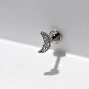 Titanium maan kraakbeen piercing oorknopje sprankelende zirkonia kristallen voor lichaamssieraden.