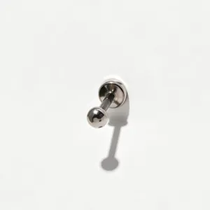Gedetailleerd overzicht van titanium interne schroefdraad labret piercing component.