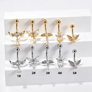 Primo piano di piercing per ombelico in acciaio zircone con stili di ali e nappe.