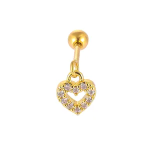 Gouden hart kraakbeen piercing oorbel met sprankelende zirkonia hanger detail shot sieraad