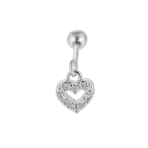 Gedetailleerde close-up van zilveren mini hart kraakbeen oorbel met zirkonia pave.