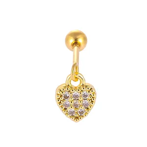 Gedetailleerd overzicht van een gouden kraakbeenpiercing met zirkonia hartanhanger.