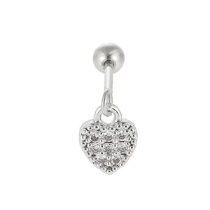 Gedetailleerde close-up van de mini hart kraakbeen piercing met schitterende zirconia.