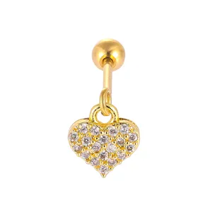 Detailweergave van mini vergulde hart kraakbeen piercing knop met zirkonia stenen.
