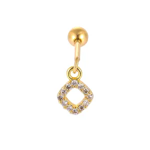 Goudkleurige kraakbeenpiercing met ruitvormige kristallen hanger, fijn sieradendetail.