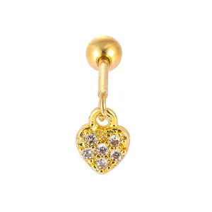 Detailopname van een delicate gouden hart kraakbeen oormelker met sprankelende zirkonia's.