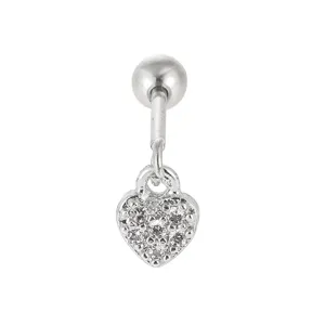 Detailweergave van een zilveren kraakbeen oorknopje met een schitterende pavé zirconia hart hanger.