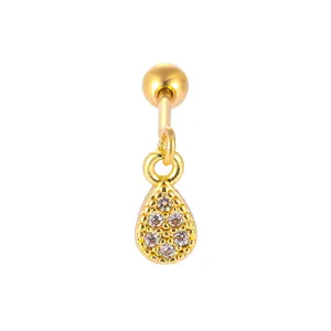 Close-up detail van gouden kraakbeen piercing knop met sprankelende zirkoon druppelhanger.