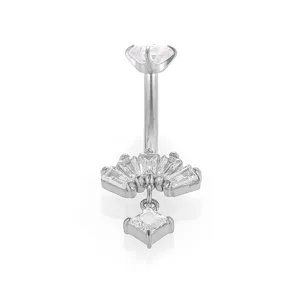 Detalle en primer plano de un piercing de ombligo de acero inoxidable con circonitas.
