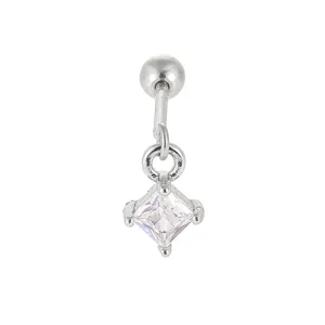Close-up detail van zilverkleurige kraakbeen piercing met sprankelende vierkante zirkonia.