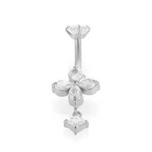 Detalle de piercing de ombligo de acero, circonita trébol brillante y colgante cuadrado.