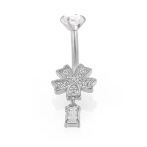 Primer plano detalle de piercing para ombligo de flor de acero inoxidable zirconio.
