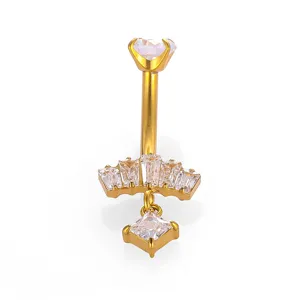 Primer plano muy detallado del piercing para ombligo de acero inoxidable con circonitas brillantes.