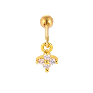Goldfarbenes Edelstahl Knorpel-Piercing Detail mit einer funkelnden Zirkonia-Blüte.