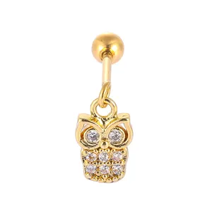 Nahaufnahme von goldenem Eule Knorpel Piercing Stecker mit funkelnden klaren Zirkonia.