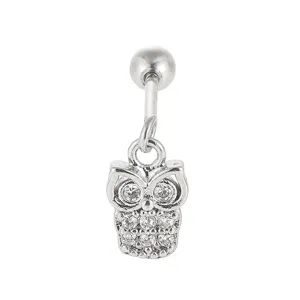 Nahaufnahme von Eule-Körperpiercing Schmuck aus Edelstahl mit klaren Kristallsteinen.