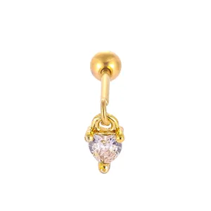 Nahaufnahme Detail eines goldenen Knorpel Body Piercings mit Herz Kristall Schlossanhänger.