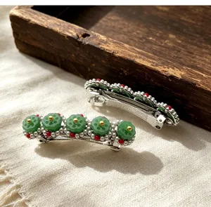 Dettaglio molletta per capelli a loto cinese, eleganti perle verdi e fermaglio a molla.