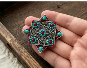 Vue détaillée de la broche octogonale de style tibétain vintage avec des accents de turquoise.