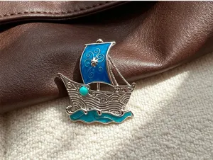 Vintage εμαγιέ καρφiτσα ιστιοφόρου με πέτρα τυρκάζ, κομψό αξεσουάρ κοστουμιού θαλάσσης.