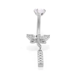 Primo piano dettaglio di piercing ombelico libellola in acciaio inossidabile con zirconi.