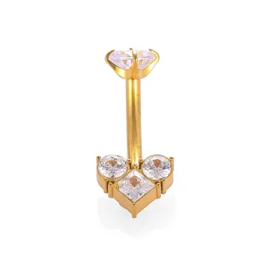 Dettaglio di piercing ombelico dorato, barra ricurva con zirconi cubici trasparenti.