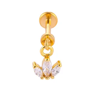 Detailansicht des goldenen Piercing-Stifts mit funkelndem Zirkonia-Kronen-Anhänger.