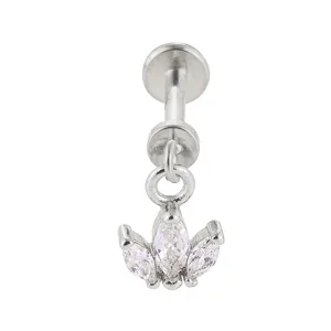 Detaillierte Nahaufnahme von Edelstahl Piercing Schmuck mit funkelndem Zirkonia Anhänger.