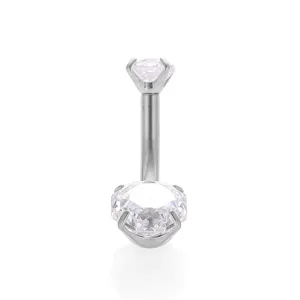 Scatto dettagliato di piercing per ombelico in acciaio chirurgico con zirconi rosa brillanti.