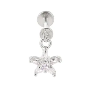 Detailaufnahme von 316L Edelstahl Piercing Schmuck mit einem glänzenden Zirkon Stern Anhänger.