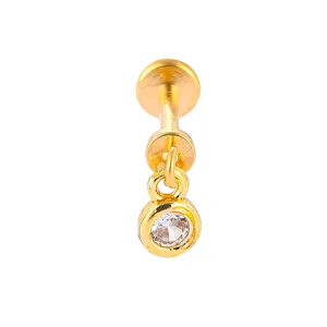 Detailaufnahme des goldenen Piercing-Steckers aus Edelstahl mit Zirkon-Anhänger.