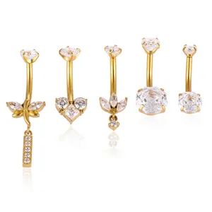 Set di 5 anelli per ombelico dorati con pietre di zircone cubico chiaro per piercing.