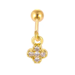 Nahaufnahme Detail von Gold Edelstahl Piercingstab mit funkelnden Zirkonia Blumen.