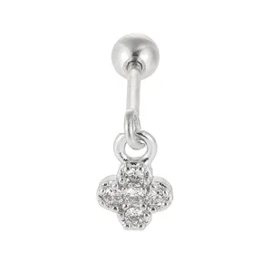 Detailansicht eines Edelstahl-Ohrpiercings mit glitzerndem Kleeblatt-Anhänger für Knorpel.