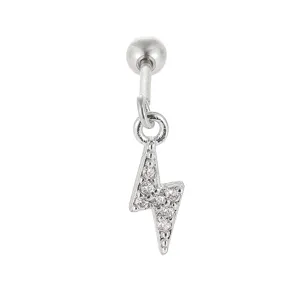 Detailaufnahme eines Edelstahl Knorpel Piercings mit funkelndem Blitz Anhänger und Kugel.