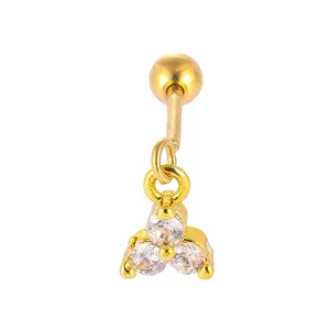 Detailaufnahme des goldenen Edelstahl Knorpel-Piercing-Stifts mit funkelndem Zirkon-Cluster.