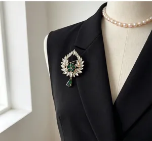 Retro emerald wreath brooch with sparkling crystal and waterdrop pendant for women fashion.