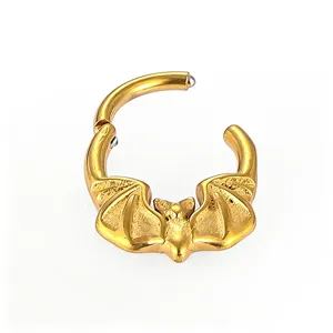 Goldener Edelstahl Fledermaus Segmentring für Piercing Nase, Ohr und Knorpel im Detail.