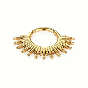 Goldfarbener 316L Edelstahl Septum Clicker Ring mit Sonnendesign für Piercing Schmuck.